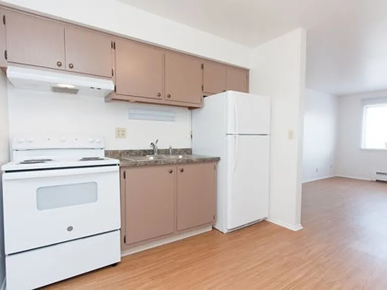 2400 Northwestern Ave — Photo 17