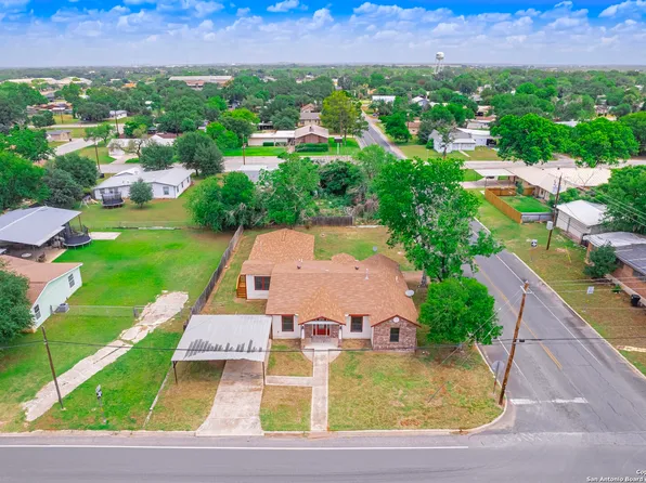 821 E Colorado Street, Pearsall, TX 78061
