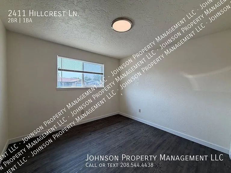 2411 Hillcrest Ln — Photo 6