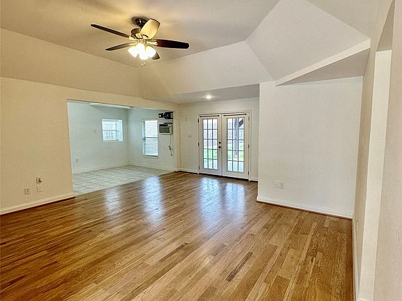 4th image of 1421 Camelia Dr