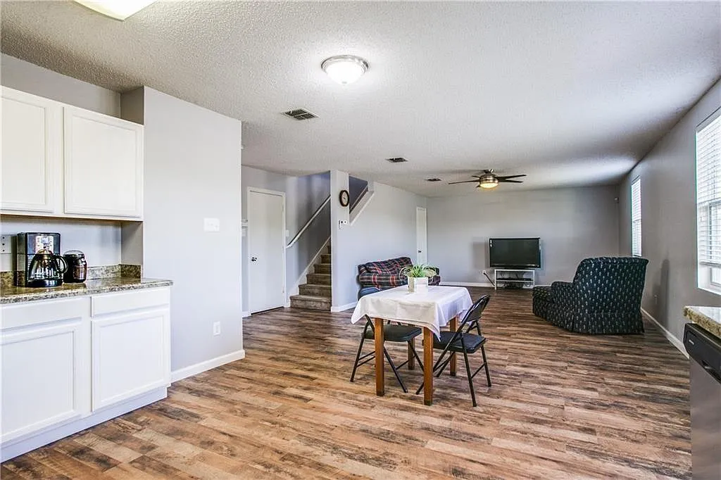 4 bed, 2703 sqft, $2,450 — Photo 3