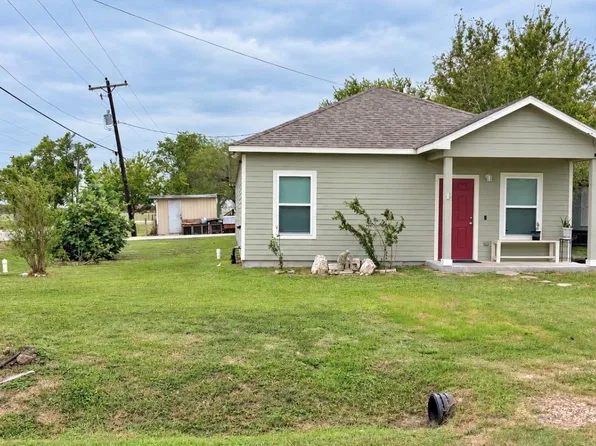 668 Commerce St, Bloomington, TX 77951