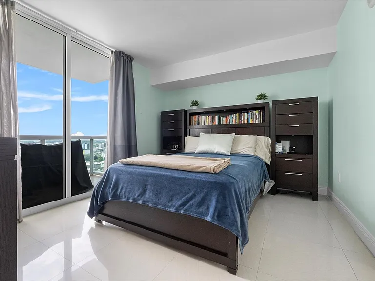 1800 N Bayshore Dr #2402 — Photo 4