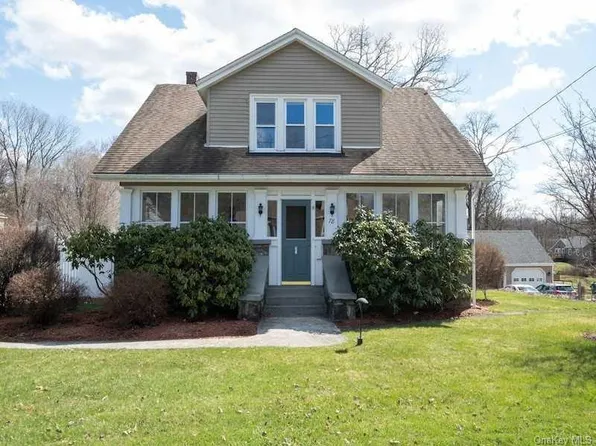 78 W Dorsey Ln, Hyde Park, NY 12538