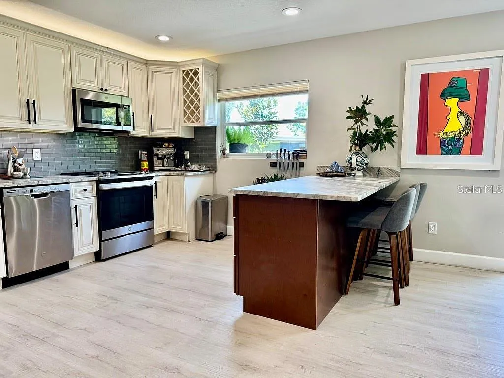 4 bed, 2.0 bath, 1548 sqft, $4,000 — Photo 4