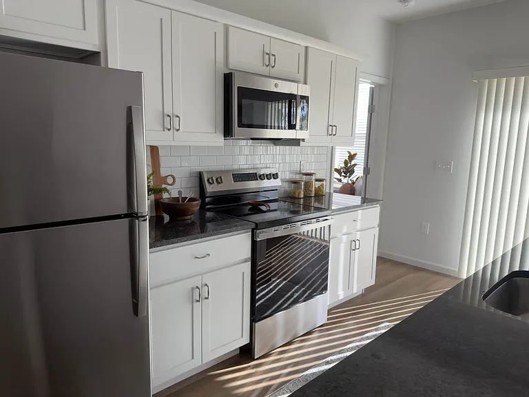 The modern kitchens at Briar Ridge Commons feature stainless steel appliances, granite countertops, and island sink and breakfast bar.