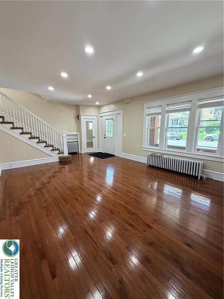 4 bed, 2.5 bath, 1962 sqft, $2,800 — Photo 3