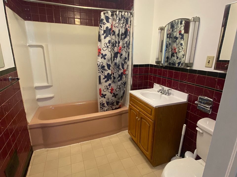 Apt 1 bathroom
