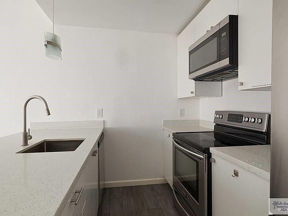 4th image of 901 Galveston Ave APT B