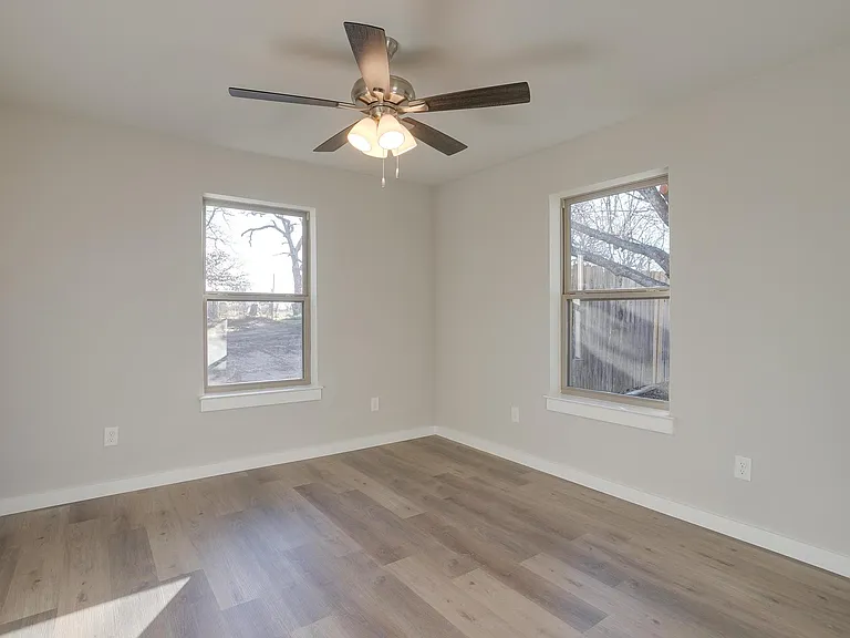 305 Bentley Dr — Photo 29