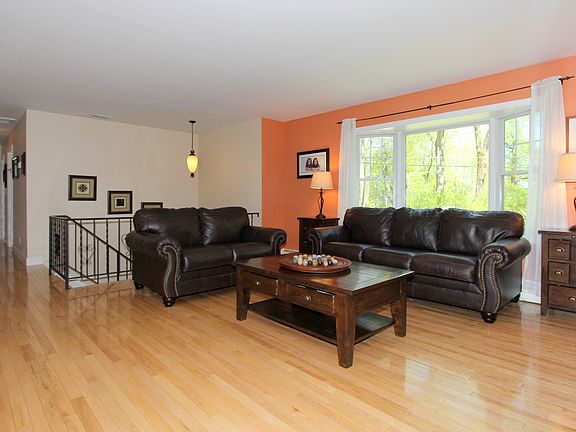 5th image of 2975 Hickory St