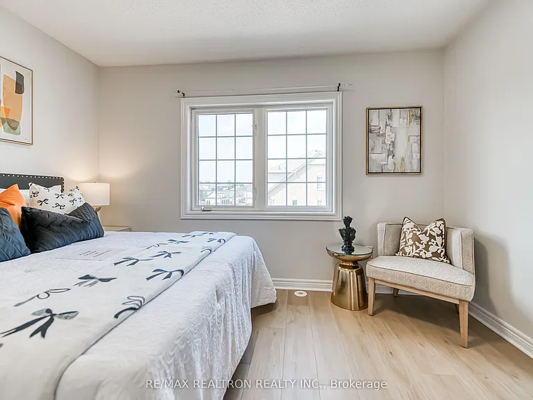 2554 Bur Oak Ave — Photo 32