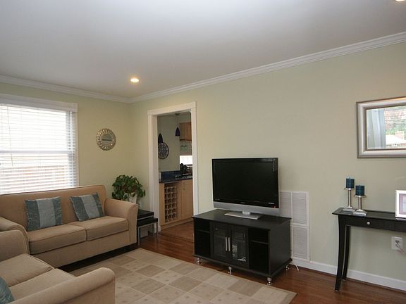 3rd image of 10918 Drumm Ave