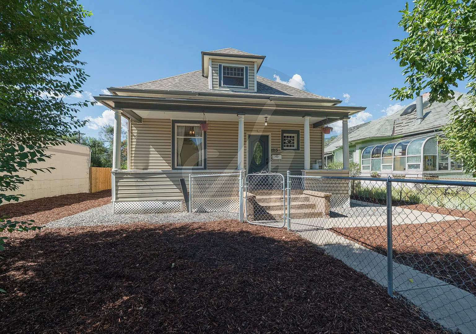 Charming Bungalow in Desirable OCC — Photo 1