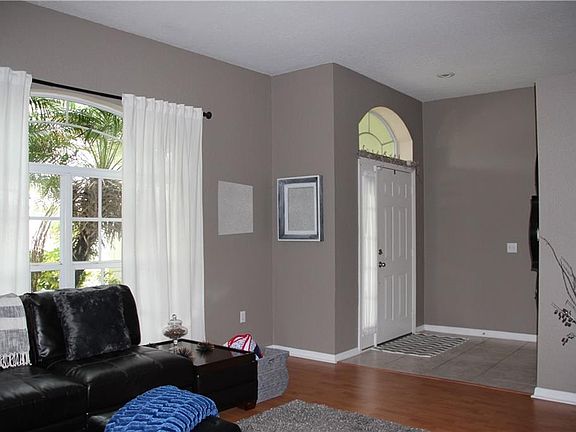 4th image of 220 Seven Oaks Dr
