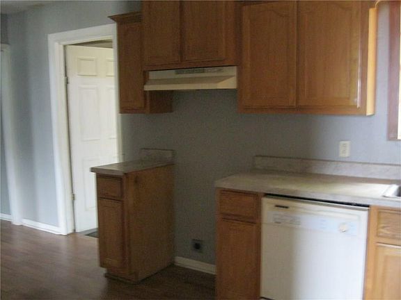 2nd image of 1048 Mulberry St
