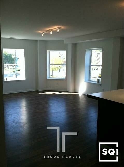 1st image of 1544 W Glenlake Ave APT 4C