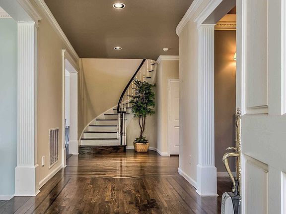 5th image of 303 Baltustrol Cir