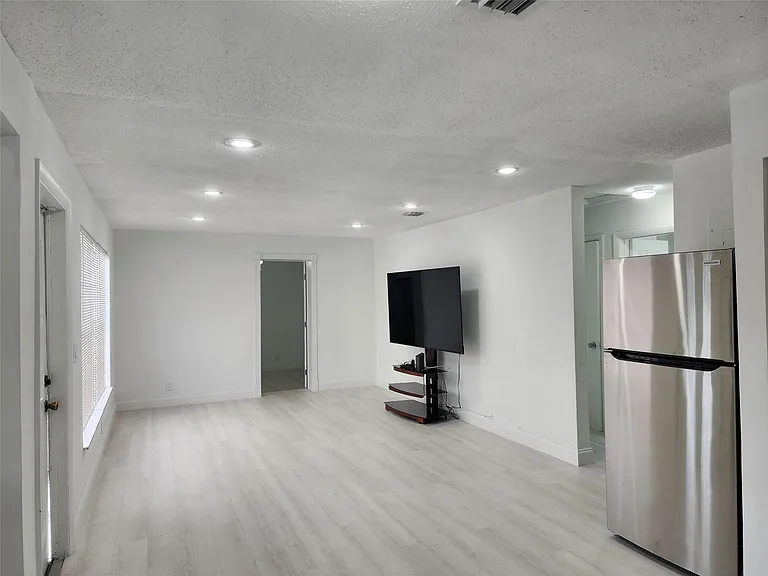 320 NW 4th Ave #1 — Photo 18