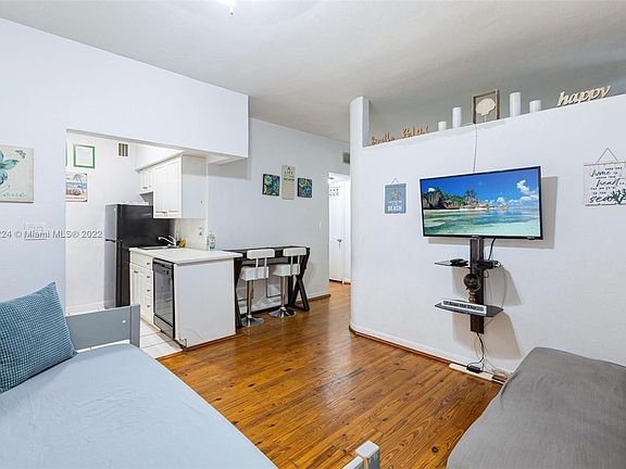 5th image of 1100 Collins Ave APT 205