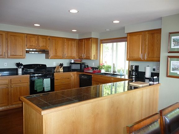 5th image of 251 Lupine Dr