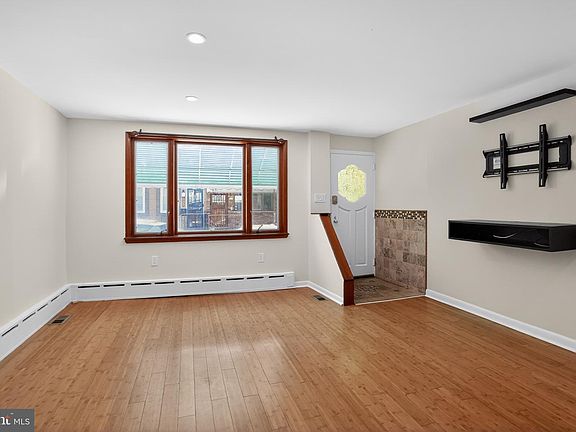 4th image of 933 Fernon St