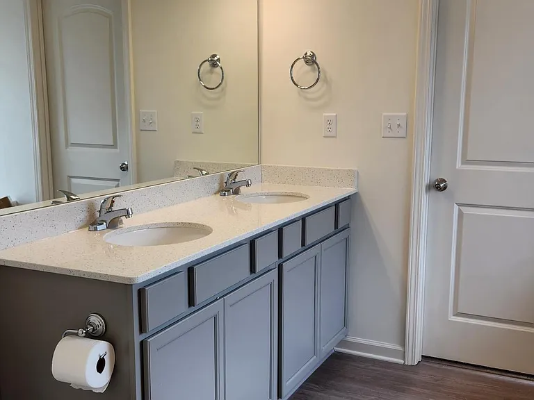 155 Wellesly Ave — Photo 10