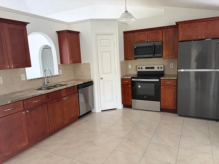 1682 SW Glacador Ave — Photo 4
