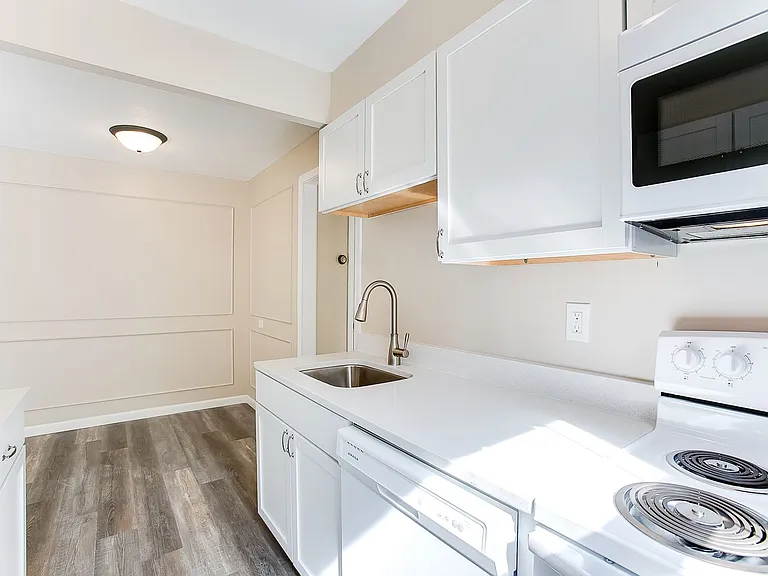 Trailway Apartments — Photo 7