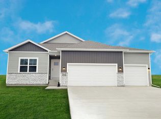 2851 Mary Green Rd, Hiawatha, IA 52233