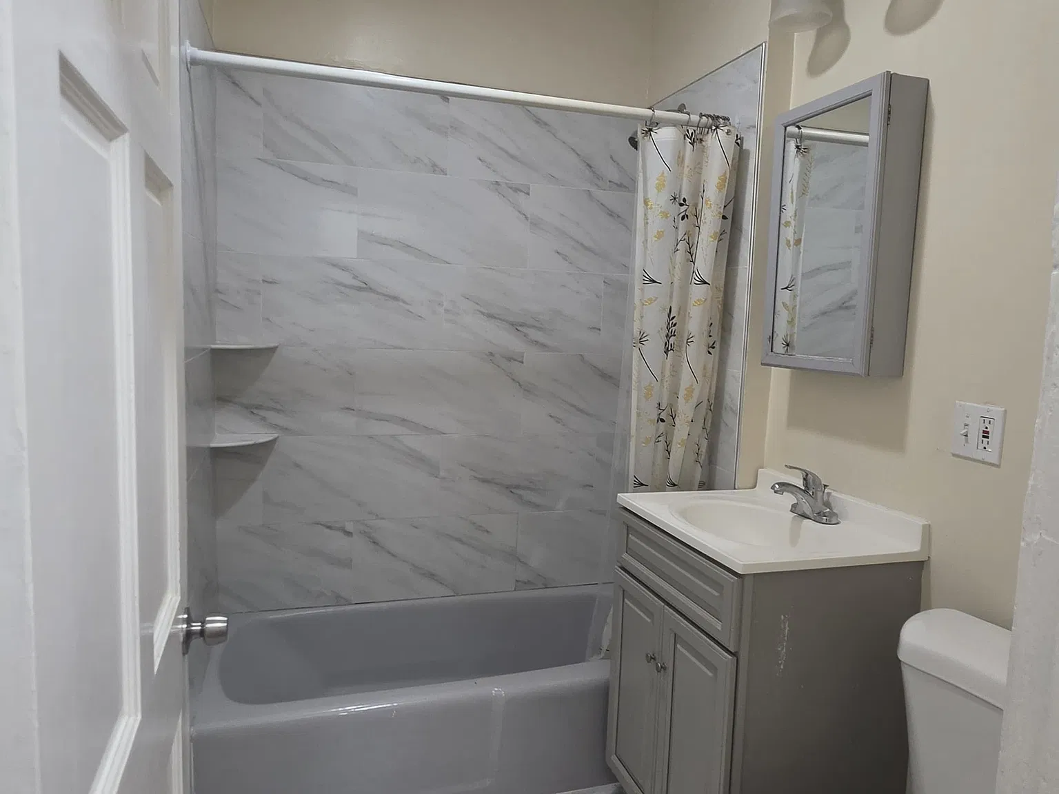 3 bed, 900 sqft, $3,000 — Photo 4