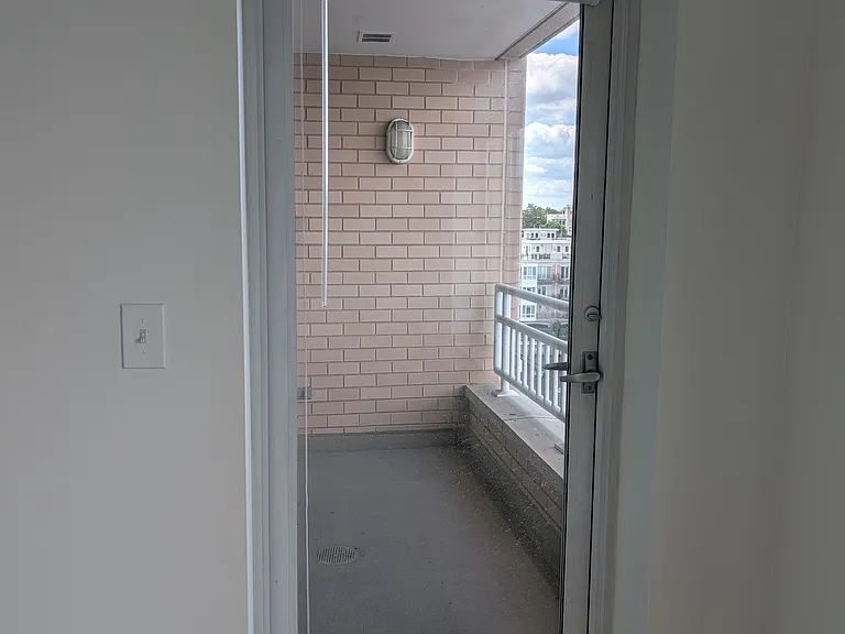 Access to shared balcony between bedrooms