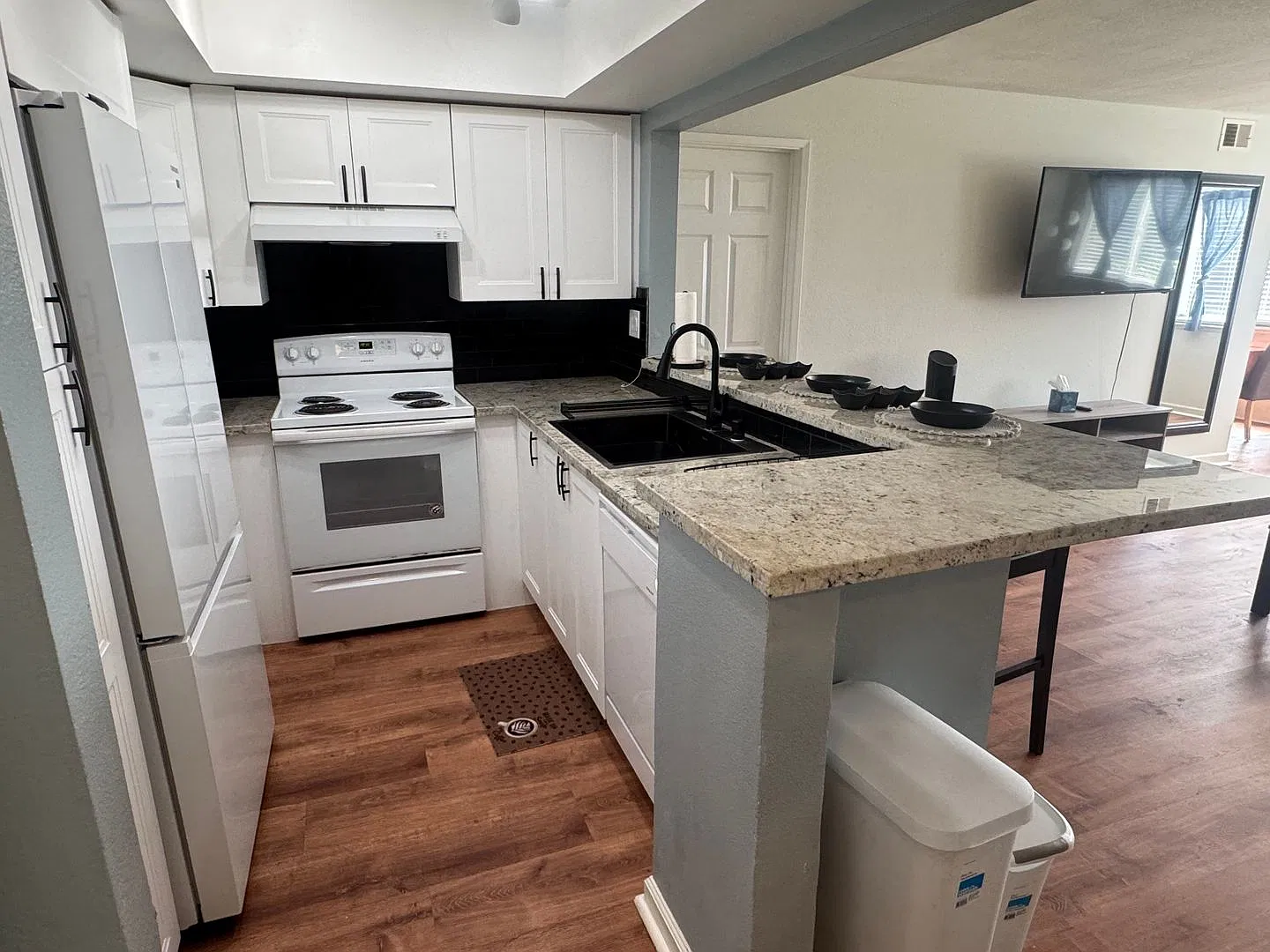 Beautifully updated 2-bedroom condo close to shopping and public transportation — Photo 3