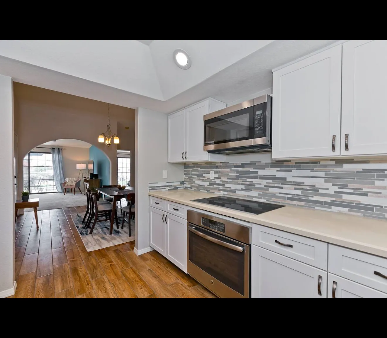 505 S Farrell Dr — Photo 2