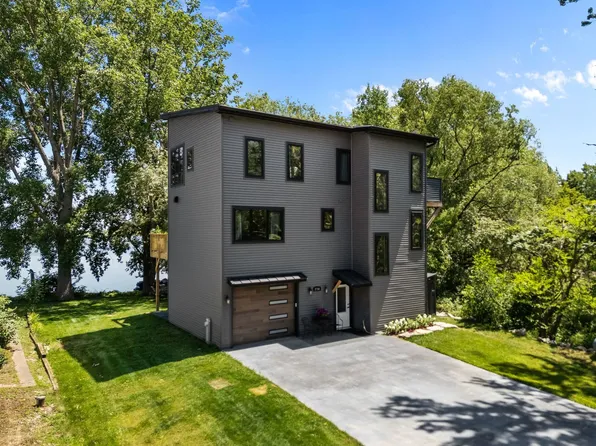 2754 Harbor Lights Ln, Suamico, WI 54173
