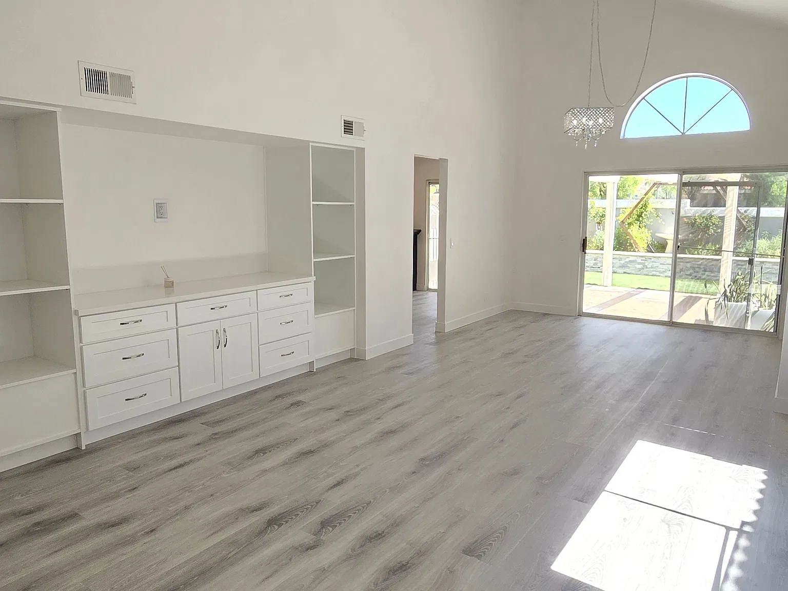 3 bed, 2.5 bath, 1722 sqft, $4,295 — Photo 2