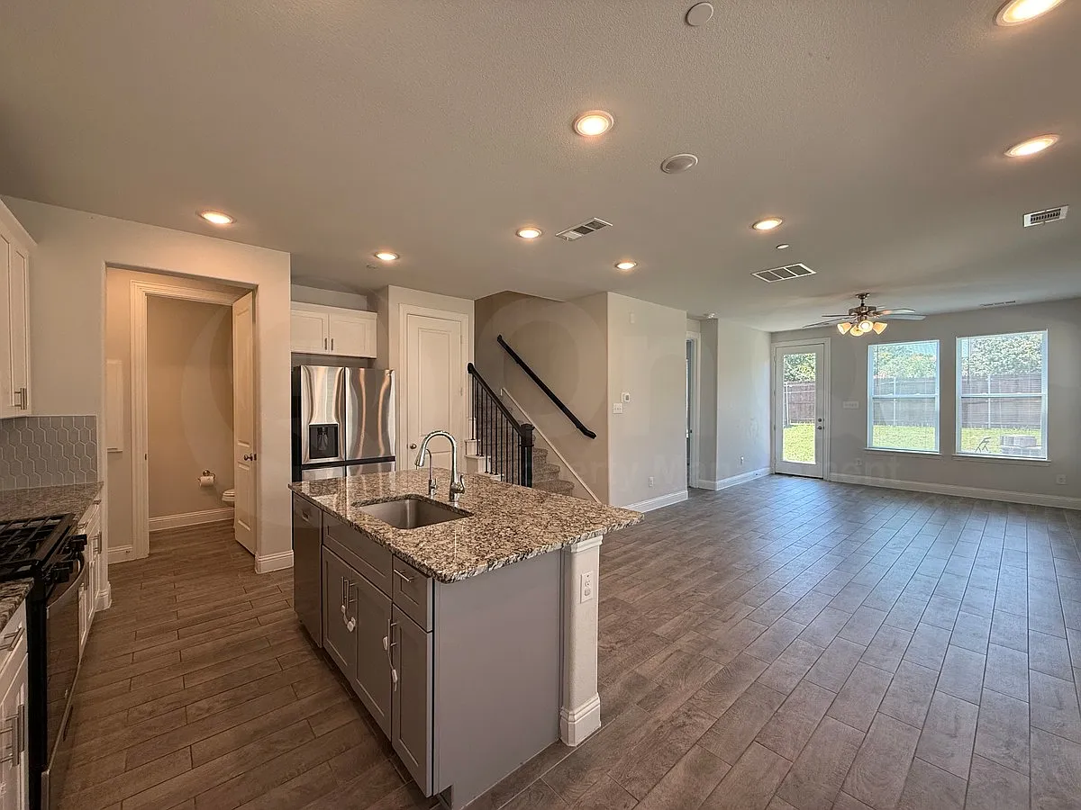 4 bed, 4.0 bath, 2012 sqft, $2,699 — Photo 3