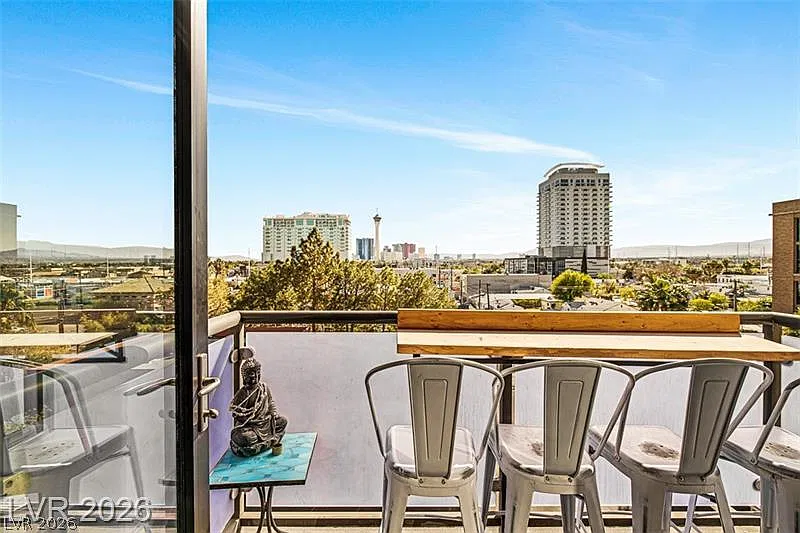 1 bed, 1.0 bath, 917 sqft, $1,899 — Photo 1