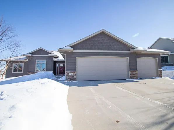 738 Shamrock Dr, Hartford, SD 57033