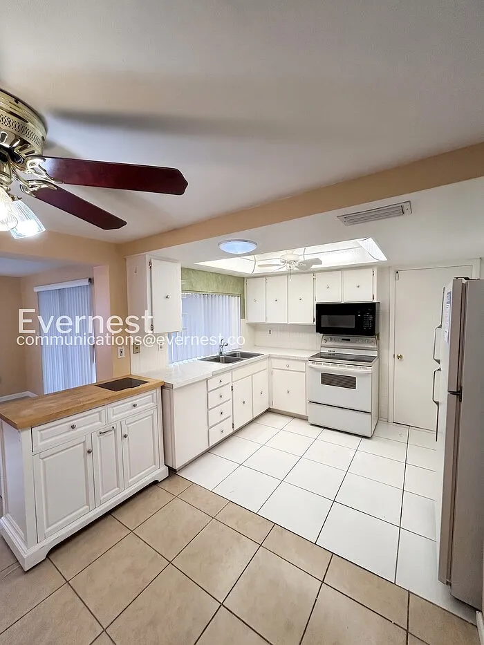 2 bed, 1.5 bath, 1068 sqft, $1,599 — Photo 4