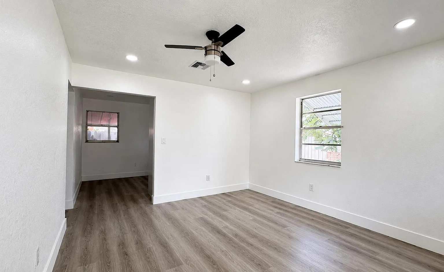 2 bed, 1.0 bath, 1560 sqft, $2,000 — Photo 4