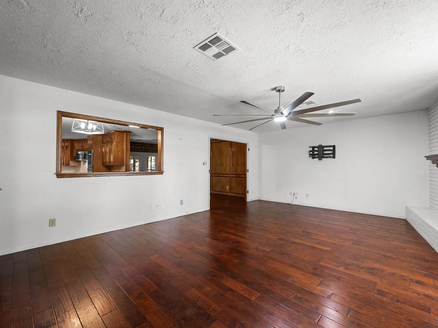3 bed, 2.5 bath, 2500 sqft, $2,400 — Photo 4