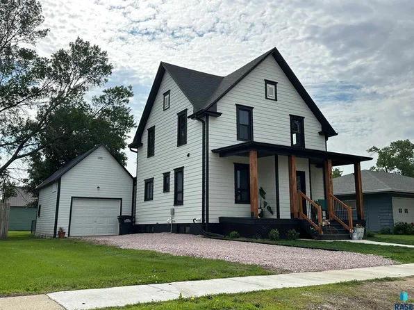 406 S High St, Menno, SD 57045