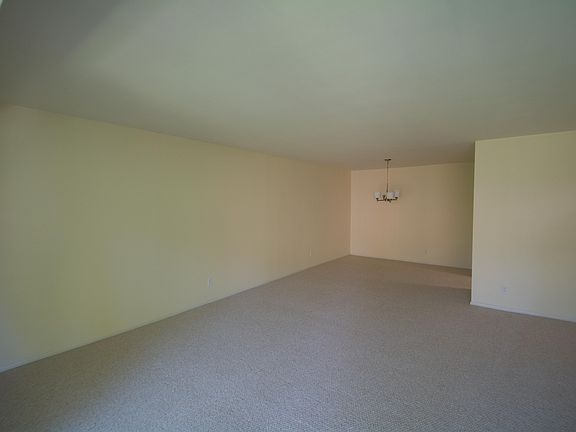 Living room great for large furniture