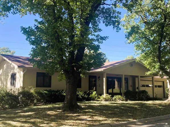 701 Parkview Dr, Wamego, KS 66547