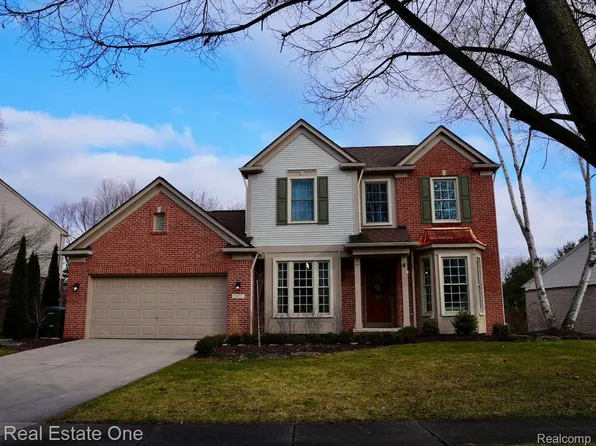2677 Aubrey Dr, Lake Orion, MI 48360