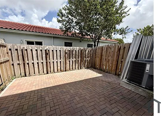 517 NE 1st Dr — Photo 13