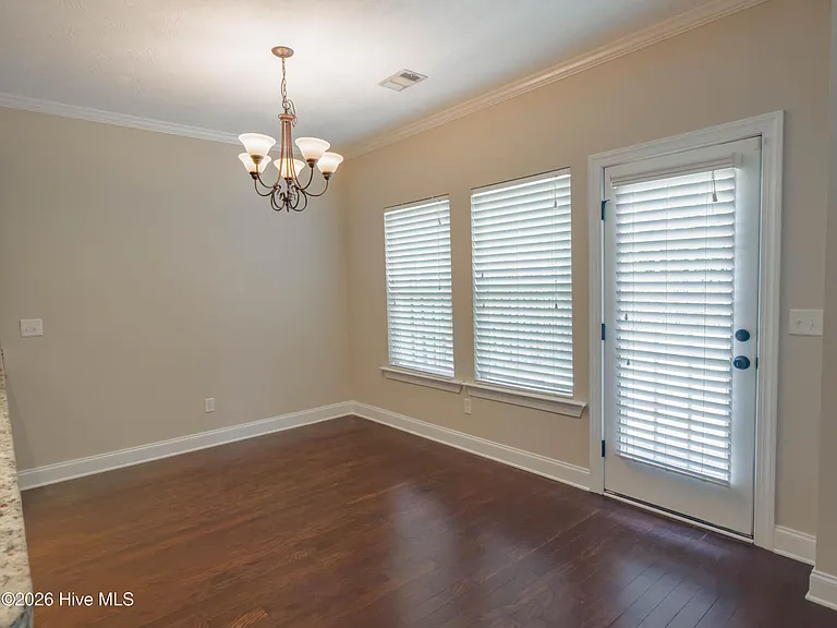 1945 Kenlock Dr — Photo 5