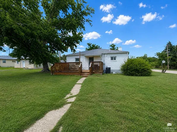 323 E Elm St, Lincoln, KS 67455
