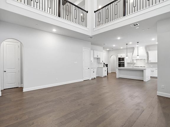 5th image of 1053 Sarah St